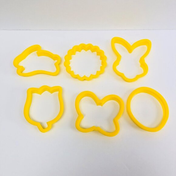 Lot of 79 Plastic Cookie Cutters Halloween Christmas Easter Vehicles Letters ++ - Picture 13 of 14